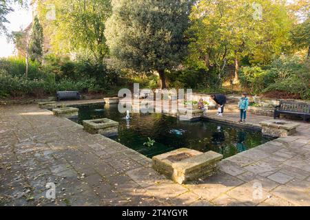 Style italien «Imola Gardens» dans Castle Gardens, Colchester, Essex. Colchester est jumelé avec la ville italienne d'Imola. (136) Banque D'Images