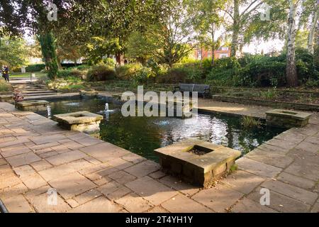 Style italien «Imola Gardens» dans Castle Gardens, Colchester, Essex. Colchester est jumelé avec la ville italienne d'Imola. (136) Banque D'Images