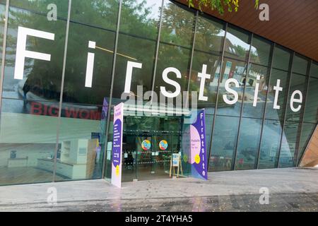 Entrée / façade avant de la galerie Firstsite, à Colchester, Essex. Il a été le Musée de l'année du Fonds national pour l'art en 2021. (136) Banque D'Images