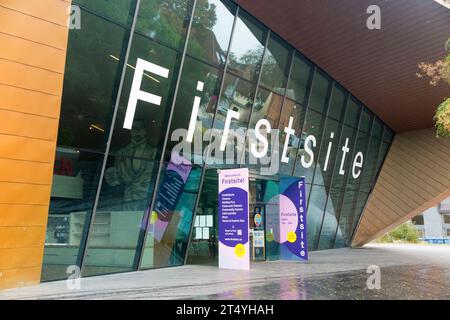 Entrée / façade avant de la galerie Firstsite, à Colchester, Essex. Il a été le Musée de l'année du Fonds national pour l'art en 2021. (136) Banque D'Images