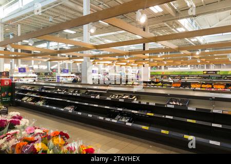 Vue de l'étage de l'atelier du grand supermarché Sainsbury's/Superstore ; allée sainsburys/allées dans le grand supermarché/magasin du Royaume-Uni. (136) Banque D'Images