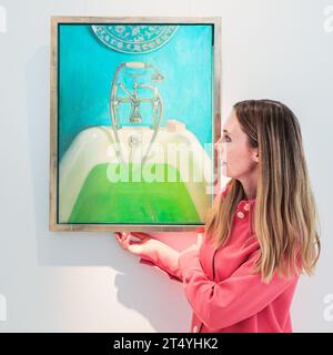 Londres, Royaume-Uni. 2 novembre 2023. Artiste Florence avec son œuvre 'The Bath'. Toutes les œuvres vues ont été créées au cours des trois dernières années. JUTEUX ! À la J/M Gallery de Notting Hill présente une collection de peintures de Florence Houston, artiste de formation classique, centrée sur le thème des gelées victoriennes. L'exposition solo inaugurale de Houston présente également des peintures de natures mortes qui rendent le banal extraordinaire. L'exposition est gratuite et dure jusqu'au 7 novembre. Crédit : Imageplotter/Alamy Live News Banque D'Images