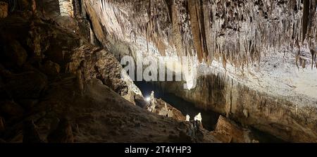 Un magnifique gros plan d'une grotte naturelle avec une variété de formations rocheuses uniques et de stalactites qui l'entourent Banque D'Images