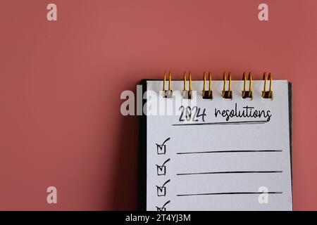 Image vue de dessus d'un ordinateur portable avec texte 2024 RÉSOLUTIONS. Copier l'espace pour le texte. Concept de résolutions du nouvel an Banque D'Images