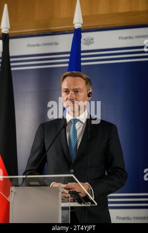 RIGA, Lettonie. 2 novembre 2023. Christian Lindner (sur photo), ministre des Finances de l'Allemagne et Arvils Aseradens, ministre des Finances de Lettonie, lors de la conférence de presse. Crédit : Gints Ivuskans/Alamy Live News Banque D'Images