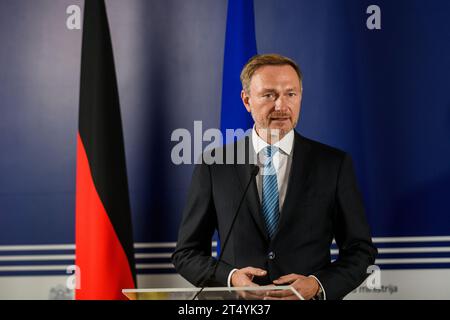 RIGA, Lettonie. 2 novembre 2023. Christian Lindner (sur photo), ministre des Finances de l'Allemagne et Arvils Aseradens, ministre des Finances de Lettonie, lors de la conférence de presse. Crédit : Gints Ivuskans/Alamy Live News Banque D'Images