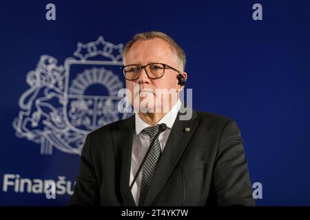 RIGA, Lettonie. 2 novembre 2023. Christian Lindner, ministre des Finances de l'Allemagne et Arvils Aseradens (photo), ministre des Finances de Lettonie, lors de la conférence de presse. Crédit : Gints Ivuskans/Alamy Live News Banque D'Images