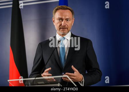 RIGA, Lettonie. 2 novembre 2023. Christian Lindner (sur photo), ministre des Finances de l'Allemagne et Arvils Aseradens, ministre des Finances de Lettonie, lors de la conférence de presse. Crédit : Gints Ivuskans/Alamy Live News Banque D'Images