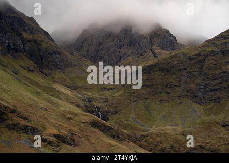 Collines couvertes de nuages de Stob Coire nam Beith et Stob Coire Nan Lochan, Glencoe, Highlands, Écosse Banque D'Images