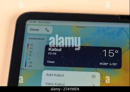 New York, États-Unis - 8 octobre 2023 : vérifier la température à l'extérieur dans la ville de Kaboul sur l'application en ligne ipad écran de tablette vue rapprochée Banque D'Images