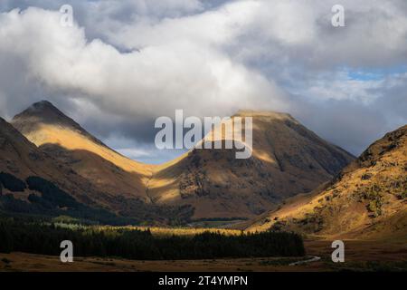 Glen Etive regardant vers Stob Dubh et Stob na Boige, Highlands, Écosse Banque D'Images