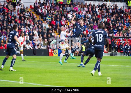 Madrid, Espagne. 29 octobre 2023. Jon Pacheco (Real Sociedad) en action avec le ballon lors du match de football du championnat espagnol la Liga EA Sports entre Rayo Vallecano vs Real Sociedad joué au stade Vallecas le 29 octobre 2023 à Madrid, Espagne crédit : Agence photo indépendante / Alamy Live News Banque D'Images