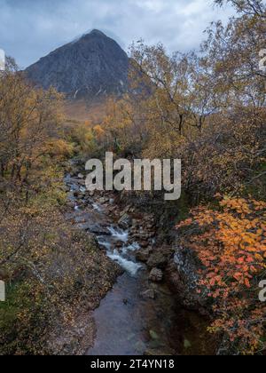 River Coupall et Buachaille Etvie Mor, Glencoe, Highlands, Écosse Banque D'Images