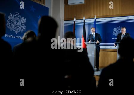 Riga, Lettland. 02 novembre 2023. Christian Lindner (FDP), ministre fédéral des Finances, et Arvils Aseradens, ministre des Finances de Lettonie, donnent une conférence de presse conjointe à Riga, le 2 novembre 2023. Crédit : dpa/Alamy Live News Banque D'Images