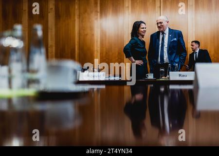 Berlin, Deutschland. 02 novembre 2023. (LR) Annalena Baerbock (Buendnis 90/les Verts), ministre fédérale des Affaires étrangères, et Zbigniew Rau, ministre polonais des Affaires étrangères, ont participé à la conférence "Une Union plus large et plus forte" au ministère des Affaires étrangères à Berlin, le 2 novembre 2023. Crédit : dpa/Alamy Live News Banque D'Images