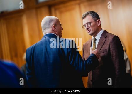 Berlin, Deutschland. 02 novembre 2023. (RL) Dmytro Kuleba, ministre ukrainien des affaires étrangères, et Zbigniew Rau, ministre polonais des affaires étrangères, ont participé à la conférence "Une Union plus large et plus forte" au ministère des affaires étrangères à Berlin, le 2 novembre 2023. Crédit : dpa/Alamy Live News Banque D'Images