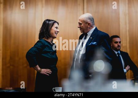 Berlin, Deutschland. 02 novembre 2023. (LR) Annalena Baerbock (Buendnis 90/les Verts), ministre fédérale des Affaires étrangères, et Zbigniew Rau, ministre polonais des Affaires étrangères, ont participé à la conférence "Une Union plus large et plus forte" au ministère des Affaires étrangères à Berlin, le 2 novembre 2023. Crédit : dpa/Alamy Live News Banque D'Images