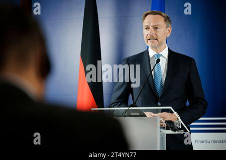 Riga, Lettland. 02 novembre 2023. Christian Lindner (FDP), ministre fédéral des Finances, et Arvils Aseradens, ministre des Finances de Lettonie, donnent une conférence de presse conjointe à Riga, le 2 novembre 2023. Crédit : dpa/Alamy Live News Banque D'Images