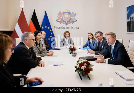 Riga, Lettland. 02 novembre 2023. Christian Lindner (FDP), ministre fédéral des Finances, rencontre Arvils Aseradens, ministre letton des Finances, pour une discussion à Riga, le 2 novembre 2023. Crédit : dpa/Alamy Live News Banque D'Images