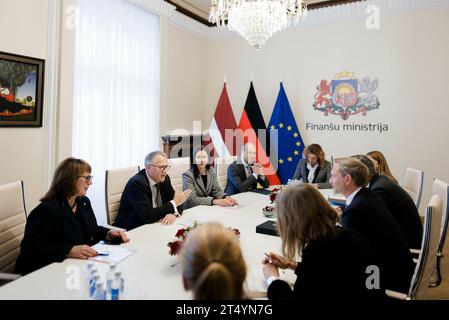 Riga, Lettland. 02 novembre 2023. Christian Lindner (FDP), ministre fédéral des Finances, rencontre Arvils Aseradens, ministre letton des Finances, pour une discussion à Riga, le 2 novembre 2023. Crédit : dpa/Alamy Live News Banque D'Images