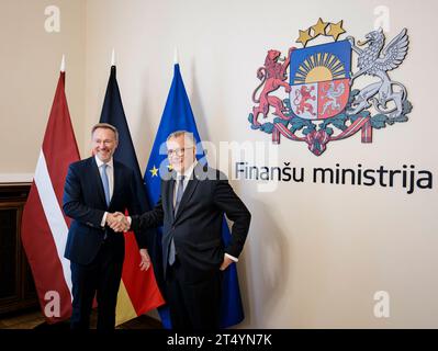 Riga, Lettland. 02 novembre 2023. Christian Lindner (FDP), ministre fédéral des Finances, rencontre Arvils Aseradens, ministre letton des Finances, pour une discussion à Riga, le 2 novembre 2023. Crédit : dpa/Alamy Live News Banque D'Images