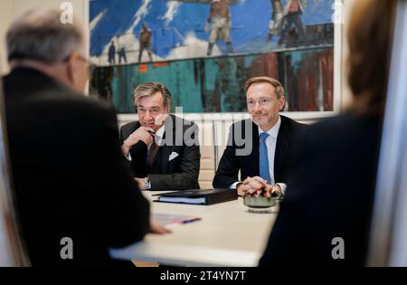 Riga, Lettland. 02 novembre 2023. Christian Lindner (FDP), ministre fédéral des Finances, rencontre Arvils Aseradens, ministre letton des Finances, pour une discussion à Riga, le 2 novembre 2023. Crédit : dpa/Alamy Live News Banque D'Images