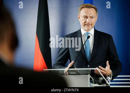 Riga, Lettland. 02 novembre 2023. Christian Lindner (FDP), ministre fédéral des Finances, et Arvils Aseradens, ministre des Finances de Lettonie, donnent une conférence de presse conjointe à Riga, le 2 novembre 2023. Crédit : dpa/Alamy Live News Banque D'Images