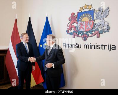 Riga, Lettland. 02 novembre 2023. Christian Lindner (FDP), ministre fédéral des Finances, rencontre Arvils Aseradens, ministre letton des Finances, pour une discussion à Riga, le 2 novembre 2023. Crédit : dpa/Alamy Live News Banque D'Images