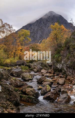 River Coupall et Buachaille Etvie Mor, Glencoe, Highlands, Écosse Banque D'Images