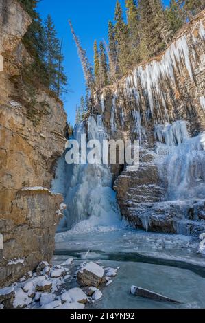 Chute d'eau gelée dans Johnston Canyon dans le parc national Banff, Alberta, Canada Banque D'Images