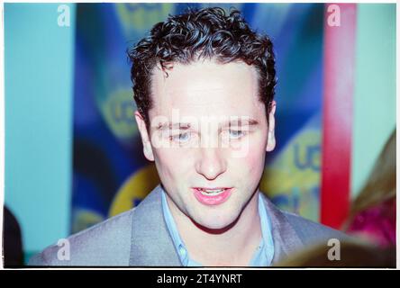 MATTHEW RHYS, ACTEUR, JEUNE, 2001 : le jeune acteur gallois Matthew Rhys à la première mondiale du film Very Annie Mary à Cardiff, pays de Galles, Royaume-Uni, le 20 mai 2001. Photographie : ROB WATKINS Banque D'Images