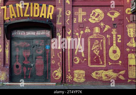 Liverpool, Royaume-Uni - 09 oct. 2023 - extérieur du club et bar Zanzibar à Seel Street. Belle de la façade colorée qui attire l'attention, l'un de Liv Banque D'Images