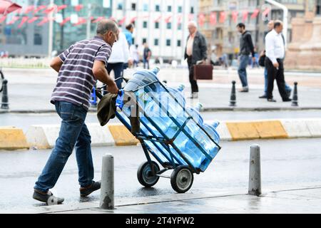 Istanbul, Türkiye. Un homme transporte de l'eau potable Banque D'Images