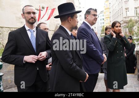 Suella Braverman (à gauche) dépose une gerbe sur une plaque commémorant les victimes de l'attentat terroriste du 2020 novembre lors de sa visite à Vienne, en Autriche. Date de la photo : jeudi 2 novembre 2023. Banque D'Images