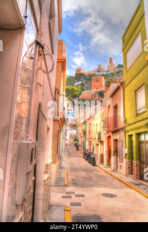 Cullera vieille ville vue du château rue étroite Communauté Valencienne Espagne scène colorée Banque D'Images