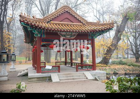 11 novembre 2018, Varsovie, Pologne - Pagode dans le parc de la ville - automne brumeux Banque D'Images