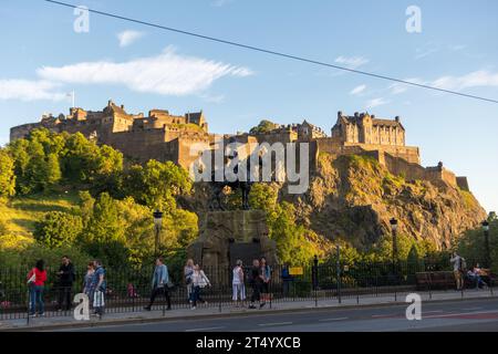 Vue à faible angle du château d'Édimbourg depuis le Royal Scots Greys Monument, Édimbourg, Écosse, Royaume-Uni Banque D'Images