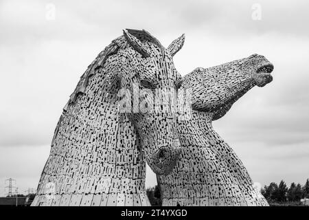 Le kelpie ou « cheval merfolk » est une créature changeante mentionnée dans plusieurs mythes et légendes du folklore écossais. Les Kelpies sont deux en plein air Banque D'Images