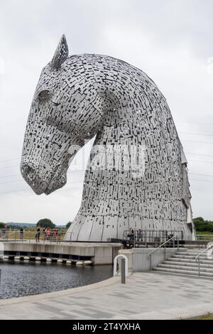 Le kelpie ou « cheval merfolk » est une créature changeante mentionnée dans plusieurs mythes et légendes du folklore écossais. Les Kelpies sont deux en plein air Banque D'Images