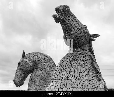 Le kelpie ou « cheval merfolk » est une créature changeante mentionnée dans plusieurs mythes et légendes du folklore écossais. Les Kelpies sont deux en plein air Banque D'Images