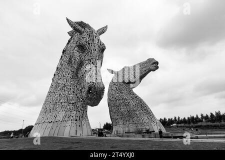 Le kelpie ou « cheval merfolk » est une créature changeante mentionnée dans plusieurs mythes et légendes du folklore écossais. Les Kelpies sont deux en plein air Banque D'Images