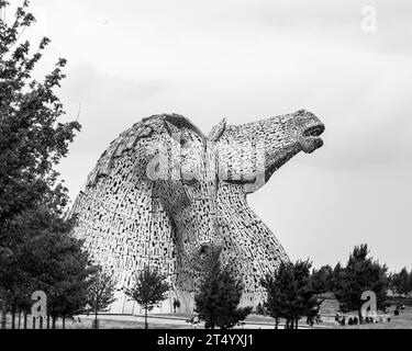 Le kelpie ou « cheval merfolk » est une créature changeante mentionnée dans plusieurs mythes et légendes du folklore écossais. Les Kelpies sont deux en plein air Banque D'Images