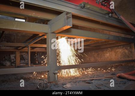 Machine cnc découpée au laser metall. Le feu de mouche étincelle fond, Kocani, Macédoine Banque D'Images