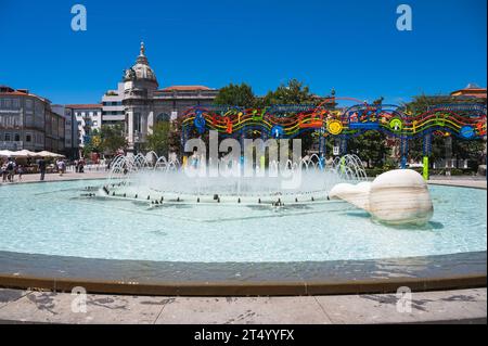 Braga, Portugal - juin 30 2023 : Belle fontaine sur la place de la République à Braga, nord du Portugal, conclu, en 1559 Banque D'Images