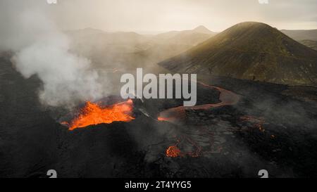 Image par drone de l'éruption du volcan islandais de 2023 à Fagradalsfjall près de Reykjavik Banque D'Images