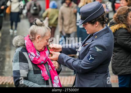 Londres, Royaume-Uni. 2 novembre 2023. Le personnel de la RAF vend des coquelicots à la station de Brixton - la Royal British Legion London Poppy Day - une journée de collecte soutenue par des membres des forces armées, le tout dans le cadre de l'appel au coquelicot. Crédit : Guy Bell/Alamy Live News Banque D'Images