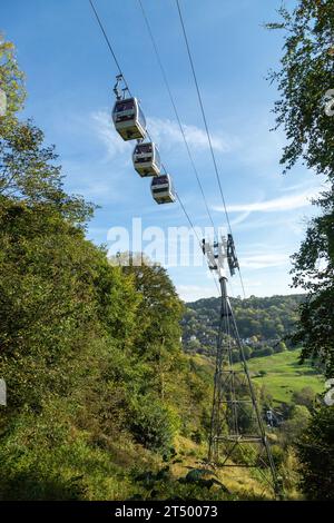 Téléphériques suspendus au-dessus de la tête se dirigeant vers les hauteurs d'Abraham Matlock Bath, Derbyshire, Angleterre Banque D'Images