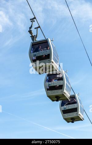 Trois téléphériques suspendus au-dessus de la tête contre un ciel bleu Matlock Bath, Derbyshire, Angleterre Banque D'Images