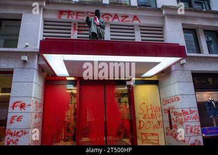 Londres, Angleterre, Royaume-Uni. 2 novembre 2023. Un activiste pro-palestinien a éclaboussé le siège du fabricant d'armes Leonardo à Londres avec de la peinture rouge et des graffitis. (Image de crédit : © Thomas Krych/ZUMA Press Wire) USAGE ÉDITORIAL SEULEMENT! Non destiné à UN USAGE commercial ! Banque D'Images