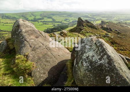 Vue sud-ouest le long des Ramshaw Rocks, près de Upper Hulme, Staffordshire Peak District, Angleterre Banque D'Images